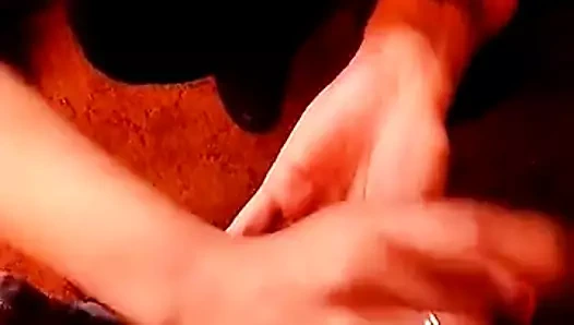 cheri'nin ellerine boşalmak