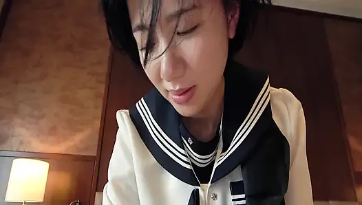 Klan yükü tarafından kapana kısılan genç bir kadın karşı çıkmaya çalıştığı zevke düşüyor