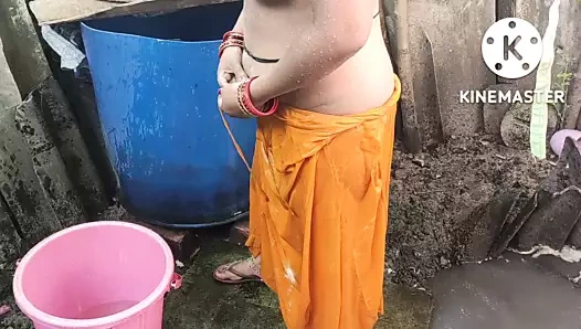 Anita sıcak banyo dışında görünüyor