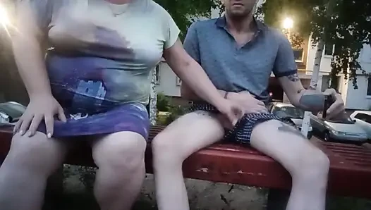 Bir bankta bahçede yarağımı sıvazlıyorum