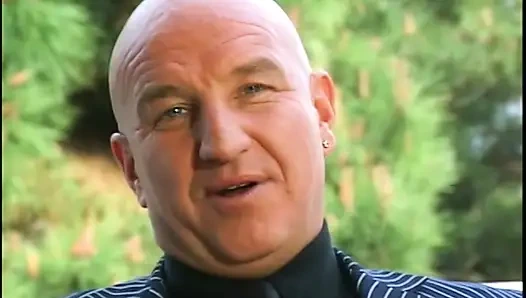 Seksi sürtükler bir adamı büyük yarakla paylaşıyor ve sikişten sonra havuzun yanında döl yutuyor