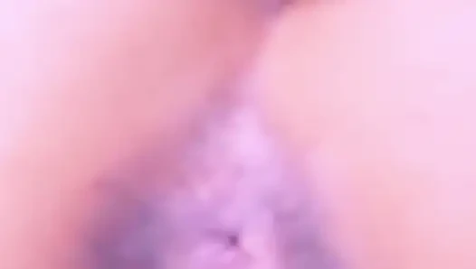 Üvey anne üvey oğlunu kapıda karşılıyor ve ona biniyor