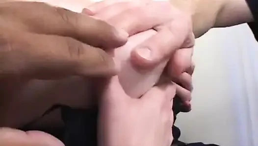 Büyük götlü sarışın sürtük kanepede beyaz ve siyah bir yarak alıyor