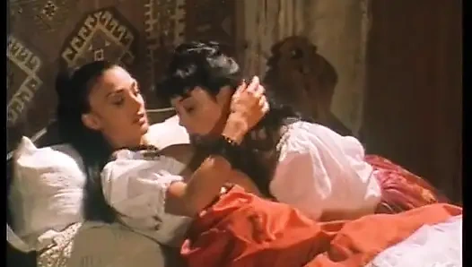 Büyük memeli iki ateşli lezbiyen yalıyor