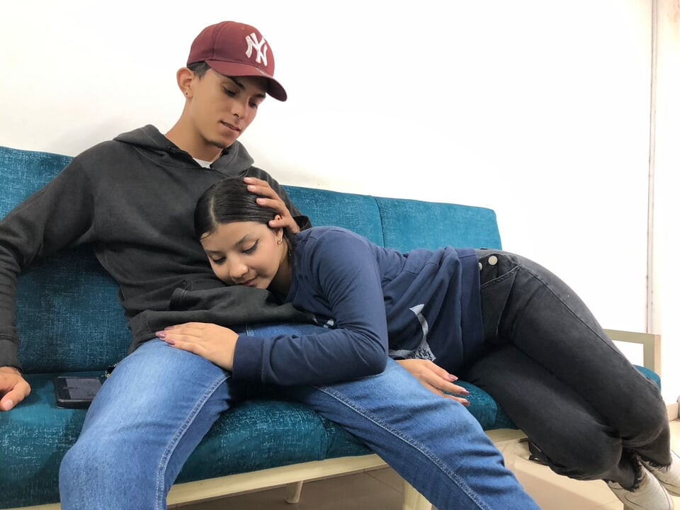 Geri kalan üvey kız kardeş - 18 yaşındaki güzel ağzınla penisime dokun - İspanyol pornosu, abone ol