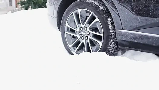 Yardım et, arabam karda mahsur kaldı.