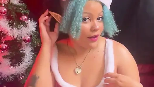 Yaramaz Noel elfi büyük oyuncakla oynuyor