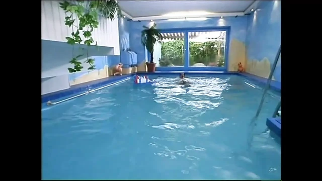 Harika sıska kız saunada küçük göğüslerine boşalana kadar amında büyük yarakla eğleniyor