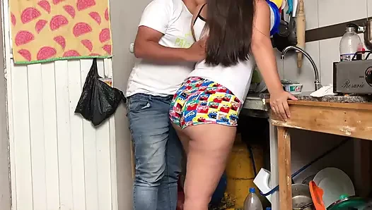 Bulaşıkları yıkama karşılığında mutfakta sikiliyor