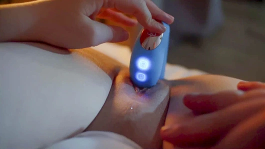 Çok yüksek sesle boşalıyorum ve mastürbasyon yaparken yakalandım - honeyplaybox joi thrust