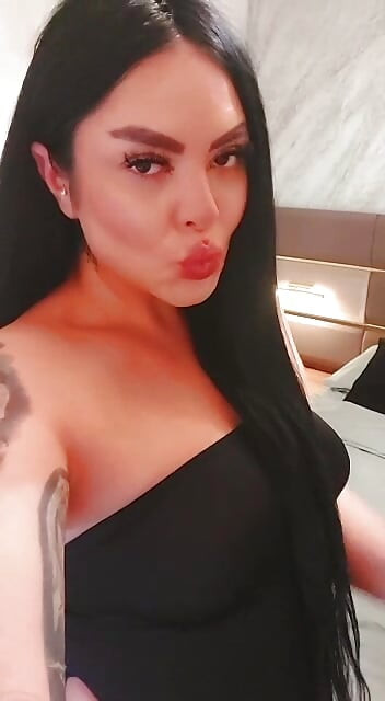 Seni daha çok ne tahrik ediyor - tatlı orta yaşlı seksi kadın mı yoksa pis orta yaşlı seksi kadın mı?