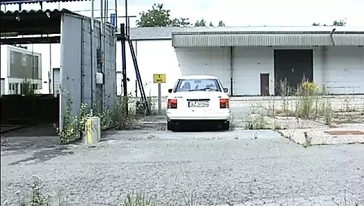 İki ateşli sarışın Alman gençle açık havada işeme üçlü seks