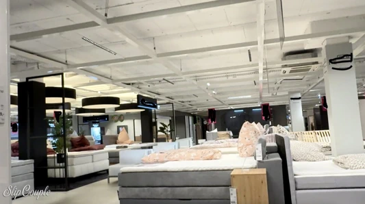 Bir Mobilya Mağazasında Riskli Bir Gün - Handjob, Oral Seks ve Lanet