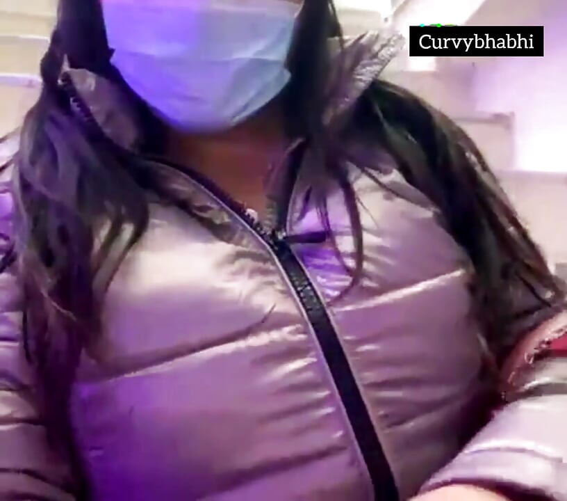 Hintli kadın halka açık yerde göğüslerini ceketinde gösteriyor