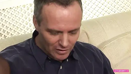 Orta yaşlı seksi kadın sikilmesini izlemek için erkeğini aldatıyor