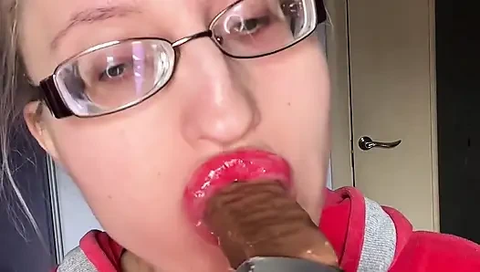 Dev götlü büyük dudaklı büyük gözlükler külodu azarlıyor protein bar