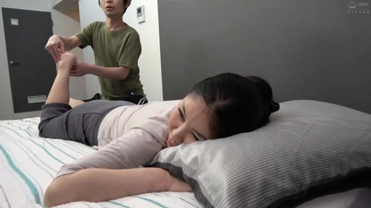 Ona masaj yaparken pantolonumu indiriyorum... - part.1