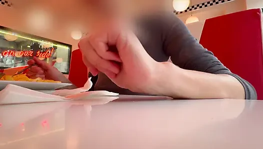 Tamamen dolgun üst giyen bir restoranda öğle yemeği yiyorum pirsingli meme uçlarımı ve seksi göğüslerimi teşhir ediyor
