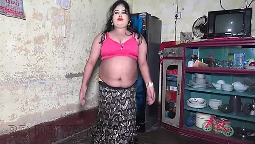 Hintli ateşli seksi kız yatak odasında dans gösterisi 2025