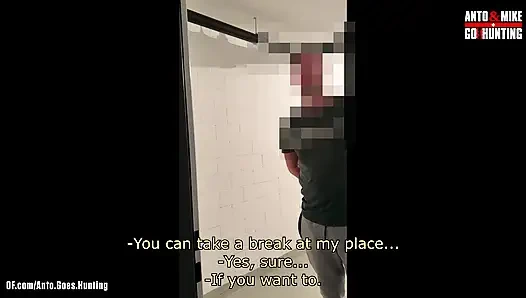 Heteroseksüel meraklı tamirci eşcinsel tarafından baştan çıkarılıyor ve oyun oynarken kanepede emiliyor