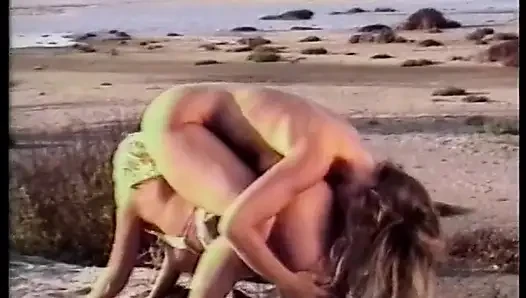 Sarışın lezbiyen aşıklar kumlu plajda birbirlerini yalıyor - nostaljik video- ses yok, ama müzik