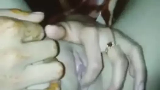 benim arkadaşım parmak içinde ona KEDİ