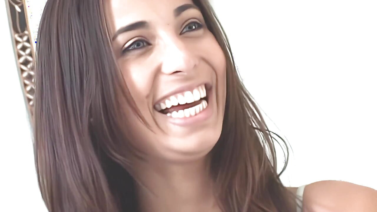 Esmer Tiffany amcığını sert siktiriyor