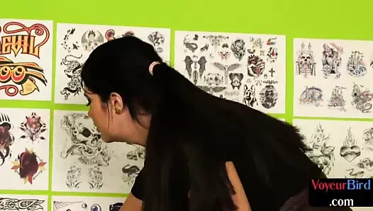 Busty İngiliz röntgenci sapıkça ikili siyah wanker teşvik