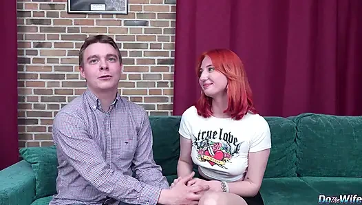 Kızıl saçlı evli kadın Emma Korti kocası izlerken boşalıyor