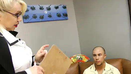 Sarışın iri güzel kadın büyük göğüsleriyle onu sert sağıyor