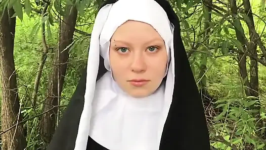 Edepsiz rahibe Vilu Vidish ormanda yarak emiyor