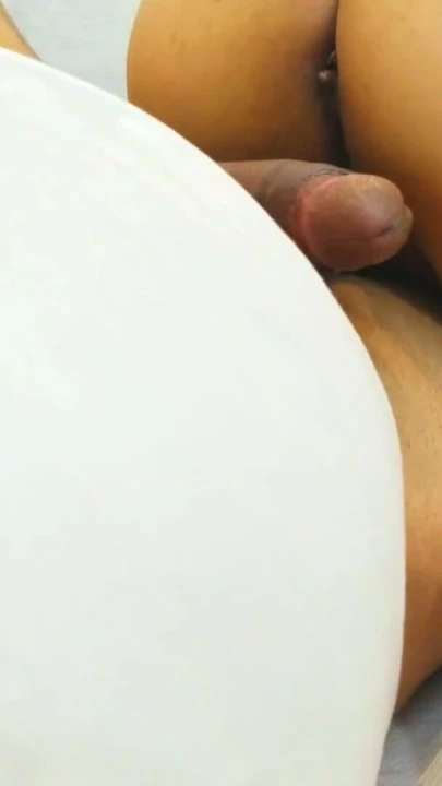Üvey oğlu, azgın busty üvey anne mastürbasyon yaparken yakalandı, sonra onu becerdin ve o onu kedi içine boşalmasına izin verdi, büyük göğüsler | Klip 2