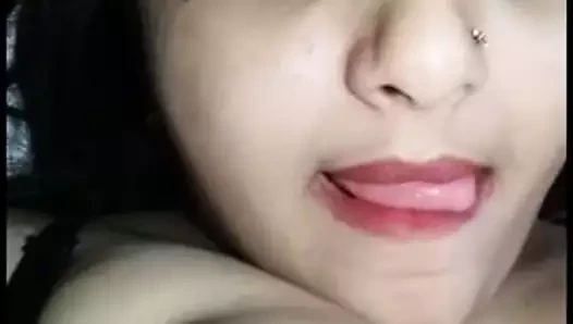 Hintli kızın seksi göğüsleri