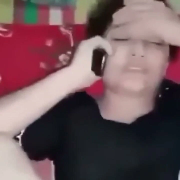 Siyah sari giyiyorum ve kayınbiraderim beni arkadan ve domaltarak sikiyor