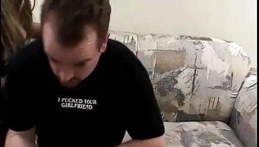 Güzel memeli latin hatun kanepede iki yarakla amını siktiriyor