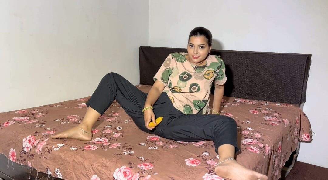 Desi Chachi Anal Sikiş Chachi odaya girdi ve soyundu. Üvey oğluna kıçından sikmesini söyledi.