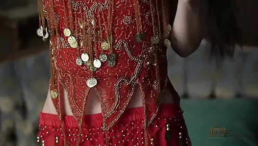 Minnie Boom hevesle bacaklarını genişçe açıyor ve tutkuyla parmaklıyor damlayan ıslak tıraşlı amcığını vahşice terk ediyor.