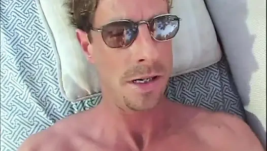 Seksi genç çift ormanda amcık sikişiyor