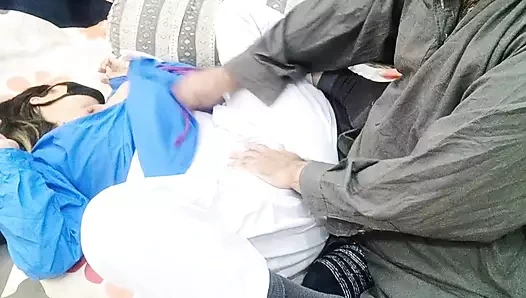 Hintli öğrenci kız üvey erkek kardeşi tarafından sikiliyor