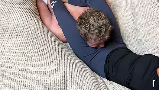 Kanepede mavi taytlı zalim başörtüsü