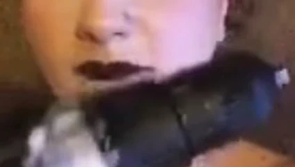 Sıcak kız Mastürbasyon ile bir matkap