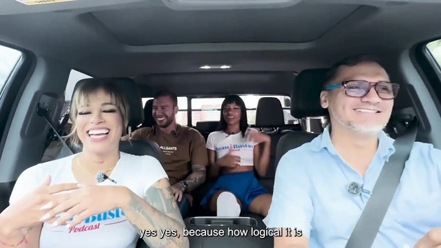 Irklararası seks arabası: büyük götlü Brittanytaylor zenci kadın, arkadaşı izlerken arabanın arkasında bir sarışının yarağını yutuyor