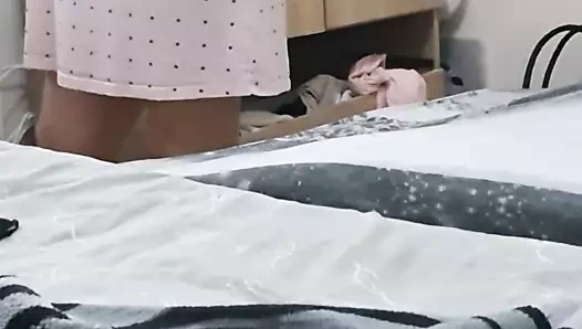 Rumen kız erkek arkadaşla konuşuyor, üvey babasıyla sikişiyor