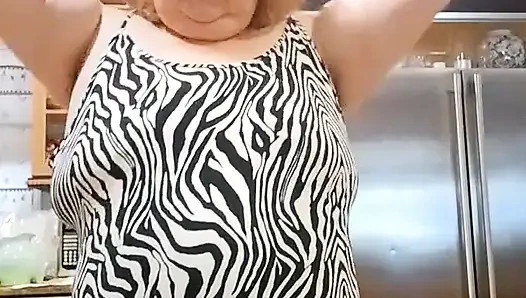 Akşam yemeği için domuz pirsingi pişiriyorum ve pişirirken teşhir ediyorum