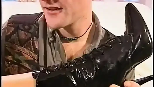 Büyük yaraklı adam bu seksi sarışının sıkı göt deliğini genişletmeyi seviyor