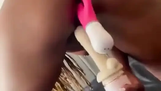 Ben fışkırtana kadar seks makinesiyle anal ve vajinal penetrasyon sikişiyor