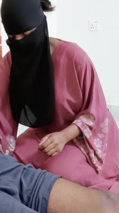 Hintli tesettürlü teyzenin yakın kapılar ardında seks sırrı bangla sesli bölüm bir | Klip 1