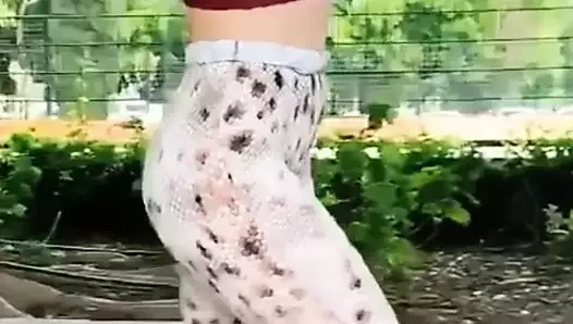 hermosa chica culona paseando