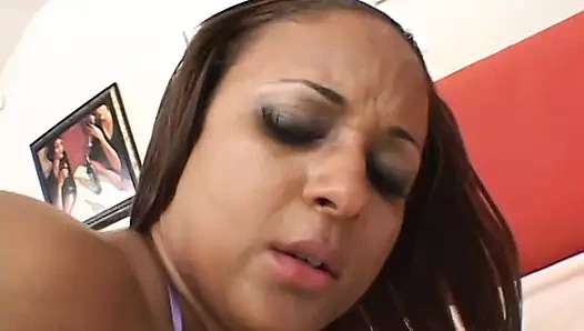 Tombul götlü zenci hatun amını kanepede siyah bir yarakla siktiriyor