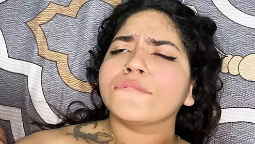 Dinlenirken üvey annemi sikiyorum ve onu sert bir şekilde sıvazlıyorum